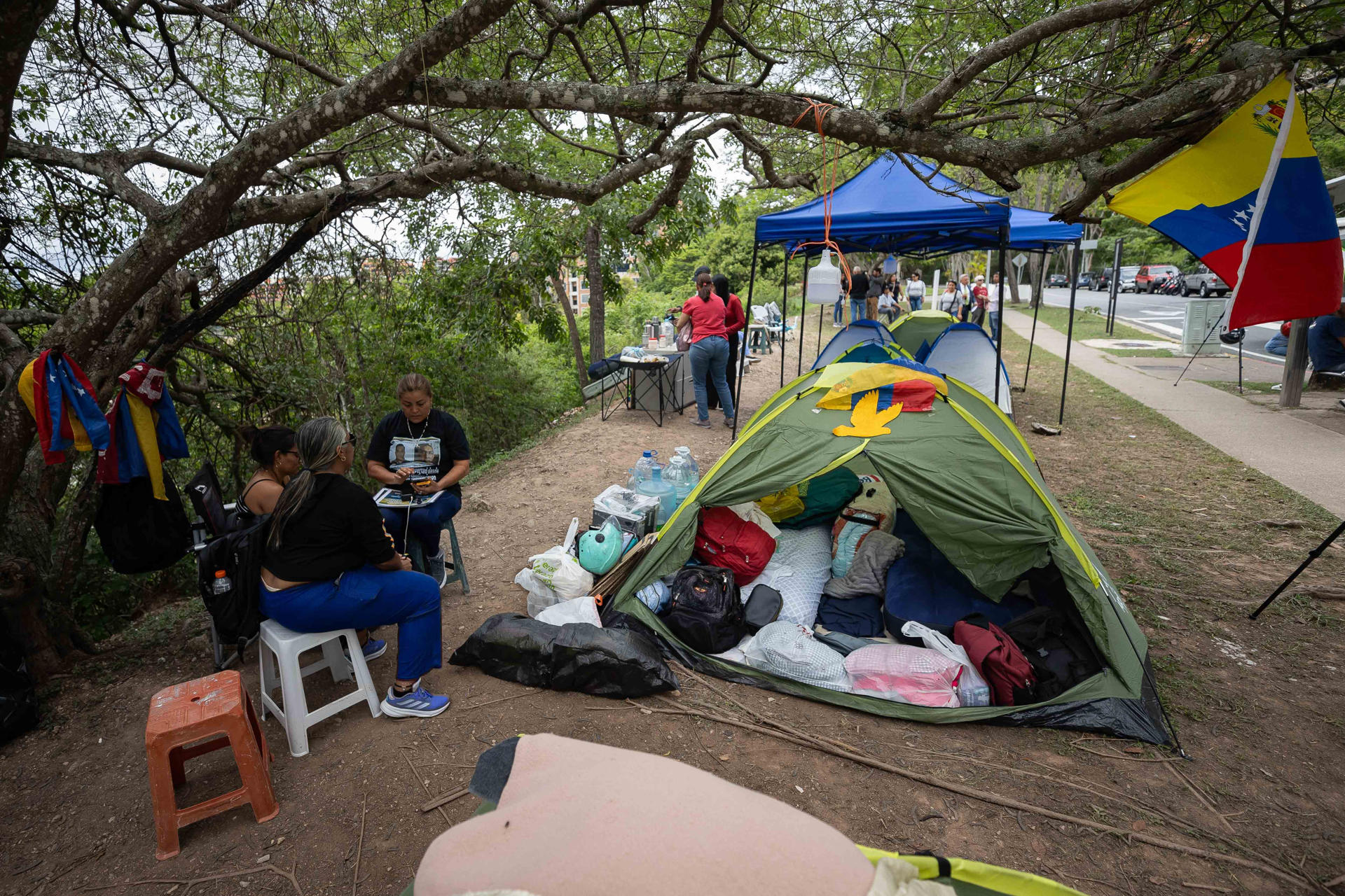 Familiares de presos políticos esperan en un campamento frente a la embajada de los Estados Unidos este viernes, en Caracas (Venezuela). EFE/ Ronald Peña