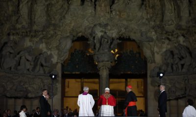 El papa León XIV bendice, esparciendo el agua bendita con el hisopo, la Torre de Jesús, tras la misa celebrada en la Sagrada Familia, este miércoles en Barcelona dentro de la visita oficial del Papa a España. EFE/Alberto Estévez
