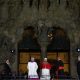 El papa León XIV bendice, esparciendo el agua bendita con el hisopo, la Torre de Jesús, tras la misa celebrada en la Sagrada Familia, este miércoles en Barcelona dentro de la visita oficial del Papa a España. EFE/Alberto Estévez