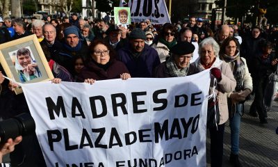 Familiares de Taty Almeida, referente de las Madres de Plaza de Mayo fallecida el pasado domingo, y el activista por los derechos humanos Adolfo Pérez Esquivel (3-d), Premio Nobel de la Paz 1980, sostienen un cartel de Madres de Plaza de Mayo Línea Fundadora durante la diseminación de las cenizas de Taty, este sábado en la Plaza de Mayo en Buenos Aires (Argentina). EFE/Matías Martín Campaya