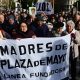 Familiares de Taty Almeida, referente de las Madres de Plaza de Mayo fallecida el pasado domingo, y el activista por los derechos humanos Adolfo Pérez Esquivel (3-d), Premio Nobel de la Paz 1980, sostienen un cartel de Madres de Plaza de Mayo Línea Fundadora durante la diseminación de las cenizas de Taty, este sábado en la Plaza de Mayo en Buenos Aires (Argentina). EFE/Matías Martín Campaya