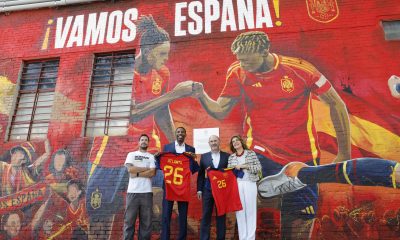 El alcalde de Atlanta, Andre Dickens (2i), el presidente de la Federación Española, Rafael Louzán (2d), la embajadora de España en Estados Unidos, Ángela Moreno (d), y el autor del mural Fabián Bravo Guerrero 'Kato' posan con el mural conmemorativo en la Casa de España, en Atlanta (Estados Unidos). EFE/Lavandeira Jr