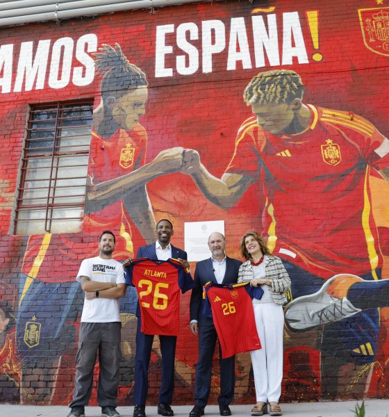 El alcalde de Atlanta, Andre Dickens (2i), el presidente de la Federación Española, Rafael Louzán (2d), la embajadora de España en Estados Unidos, Ángela Moreno (d), y el autor del mural Fabián Bravo Guerrero 'Kato' posan con el mural conmemorativo en la Casa de España, en Atlanta (Estados Unidos). EFE/Lavandeira Jr