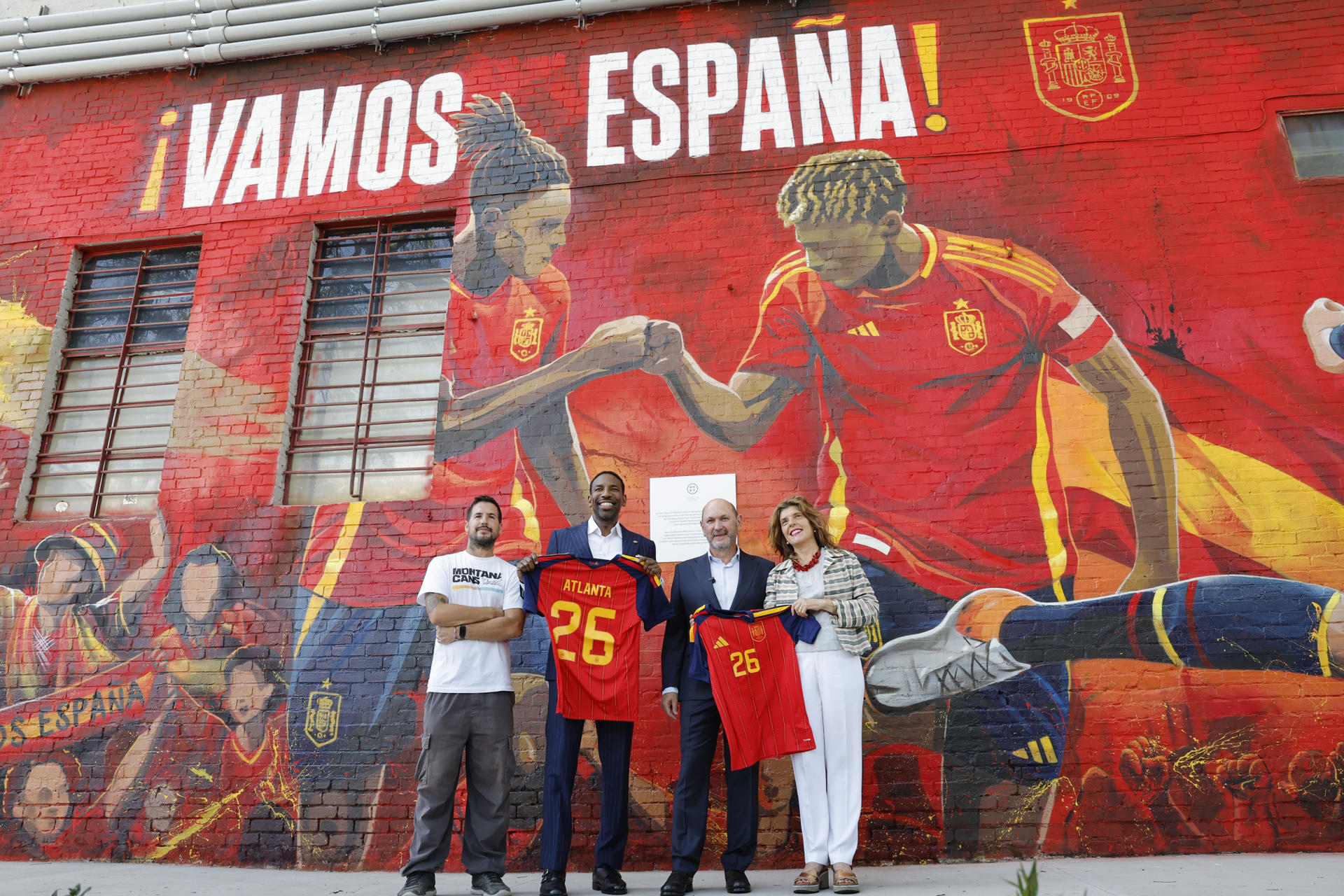 El alcalde de Atlanta, Andre Dickens (2i), el presidente de la Federación Española, Rafael Louzán (2d), la embajadora de España en Estados Unidos, Ángela Moreno (d), y el autor del mural Fabián Bravo Guerrero 'Kato' posan con el mural conmemorativo en la Casa de España, en Atlanta (Estados Unidos). EFE/Lavandeira Jr