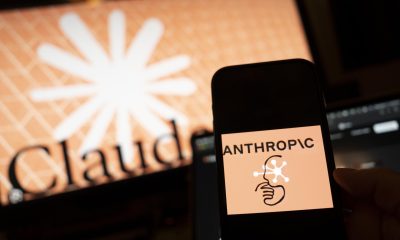 Una persona sostiene un teléfono con el logotipo de la inteligencia artificial (IA) Anthropic este miércoles, en Nueva York (Estados Unidos). EFE/ Angel Colmenares