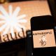 Una persona sostiene un teléfono con el logotipo de la inteligencia artificial (IA) Anthropic este miércoles, en Nueva York (Estados Unidos). EFE/ Angel Colmenares