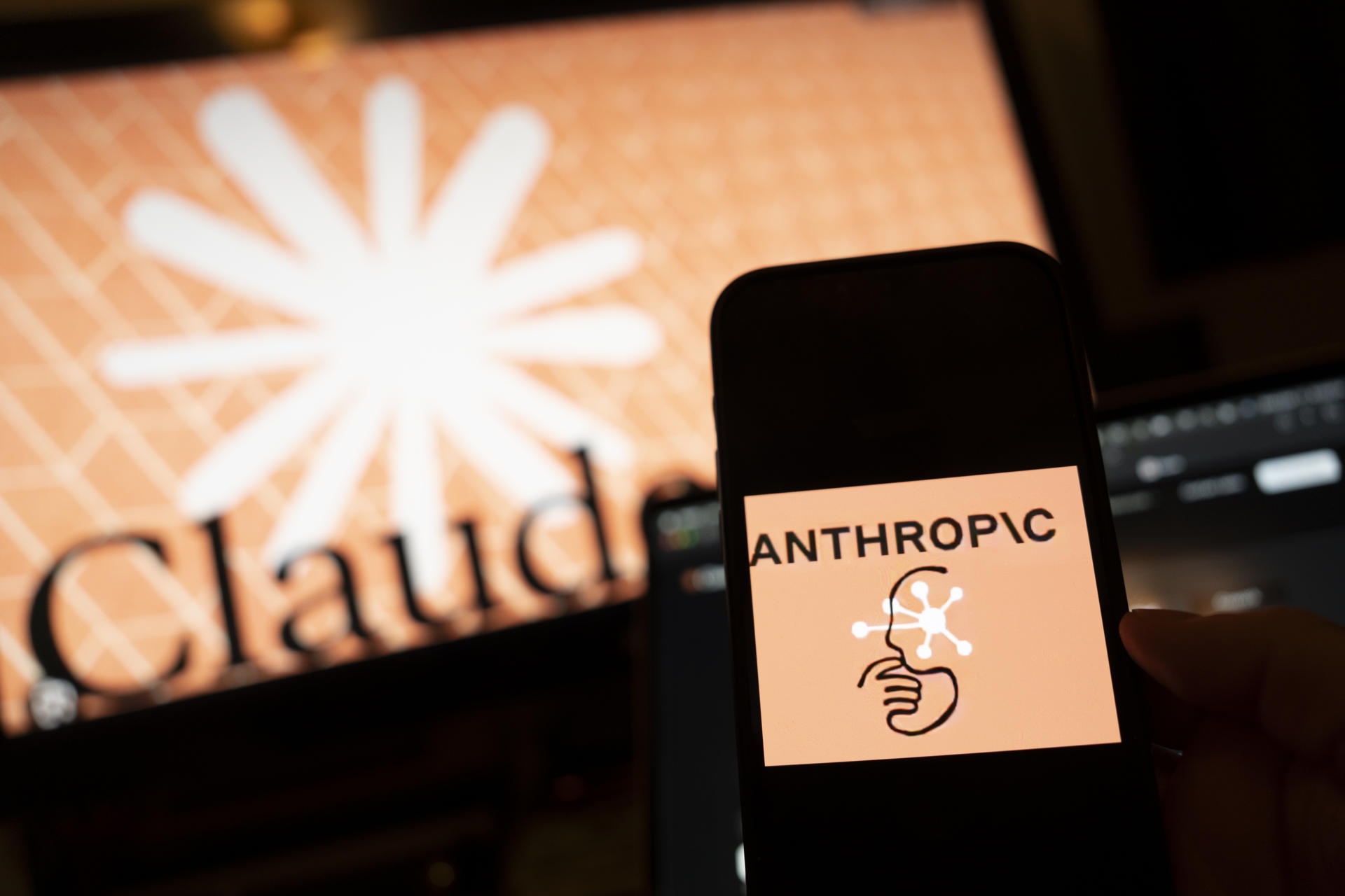 Una persona sostiene un teléfono con el logotipo de la inteligencia artificial (IA) Anthropic este miércoles, en Nueva York (Estados Unidos). EFE/ Angel Colmenares