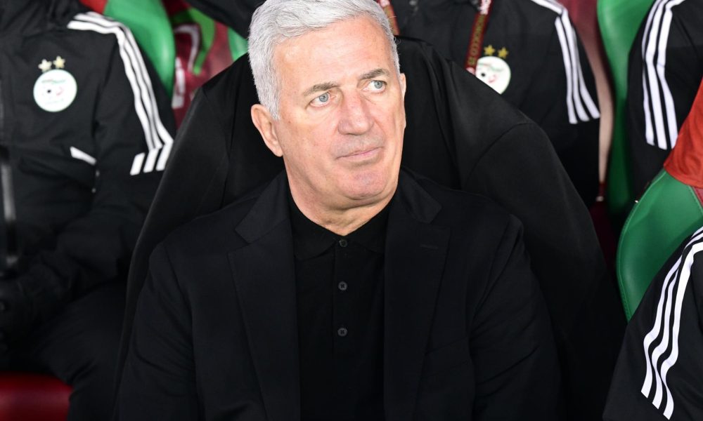 Fotografía de archivo del 28 de diciembre de 2025 en la que se observa al seleccionador de Argelia, Vladimir Petkovic, al observar antes de un partido de la Copa Africana de Naciones CAF 2025 entre Argelia y Burkina Faso en Rabat, (Marruecos). EFE/JALAL MORCHIDI