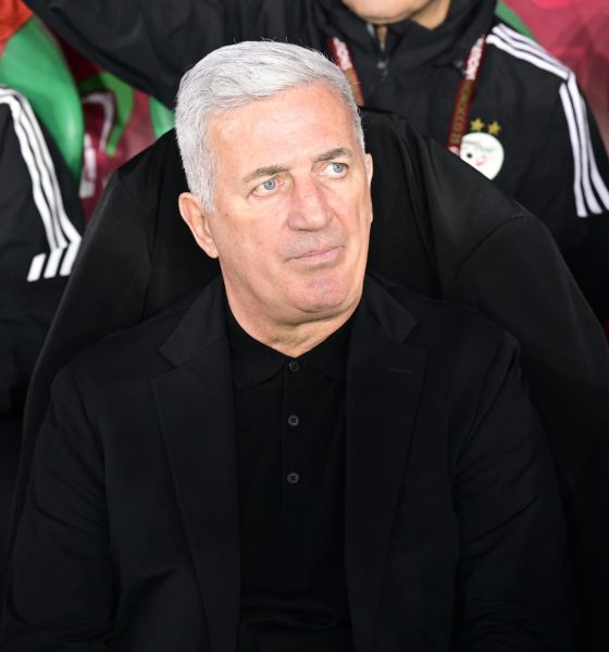 Fotografía de archivo del 28 de diciembre de 2025 en la que se observa al seleccionador de Argelia, Vladimir Petkovic, al observar antes de un partido de la Copa Africana de Naciones CAF 2025 entre Argelia y Burkina Faso en Rabat, (Marruecos). EFE/JALAL MORCHIDI