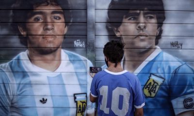 Diego Armando Maradona inmortalizado en un mural elaborado en Buenos Aires el 22 de junio de 2021 para conmemorar entonces los 35 años del gol que le marcó el astro a Inglaterra en el Mundial de México'86. EFE/Juan Ignacio Roncoroni