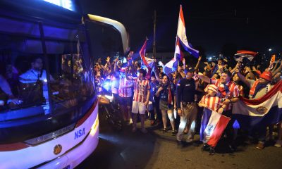 Aficionados de Paraguay despiden a su selección rumbo al Mundial de 2026 este sábado en el aeropuerto Silvio Pettirossi, en Luque. EFE/ Juan Pablo Pino