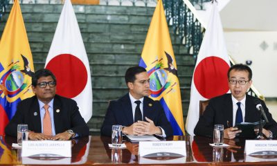 El ministro de Producción, Luis Alberto Jaramillo (i); el ministro de Relaciones Exteriores y Movilidad Humana, Roberto Kury (c), y el embajador de Japón en Ecuador, Horiuchi Toshihico, hablan en una rueda de prensa durante la suscripción de un memorando de entendimiento para el establecimiento del comité económico y comercial entre ambos países, este martes en Quito (Ecuador). EFE/ José Jácome