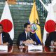 El ministro de Producción, Luis Alberto Jaramillo (i); el ministro de Relaciones Exteriores y Movilidad Humana, Roberto Kury (c), y el embajador de Japón en Ecuador, Horiuchi Toshihico, hablan en una rueda de prensa durante la suscripción de un memorando de entendimiento para el establecimiento del comité económico y comercial entre ambos países, este martes en Quito (Ecuador). EFE/ José Jácome