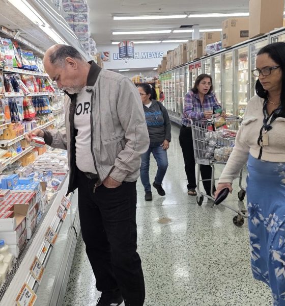 Personas realizan compras en un supermercado de Miami (EEUU). Imagen de archivo. EFE/ Alberto Boal
