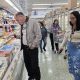 Personas realizan compras en un supermercado de Miami (EEUU). Imagen de archivo. EFE/ Alberto Boal
