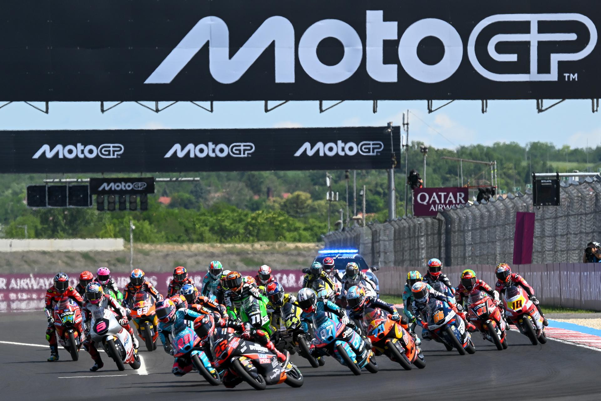Pilotos participantes durante la prueba de Moto3 del Gran Premio de Hungría de Motociclismo, este domingo en el circuito Balaton Park (Hungría). EFE/Zsolt Czegledi *Prohibido su uso en Hungría*