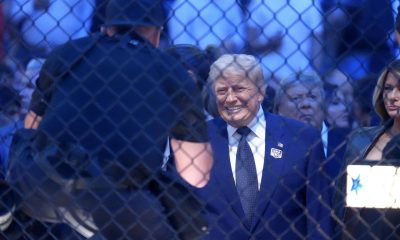 El presidente de Estados Unidos, Donald Trump (c), fue captado este 14 de junio, durante una velada de artes marciales mixtas, con motivo de su cumpleaños 80, en la Casa Blanca, en Washington (EE.UU.). EFE/Octavio Guzmán