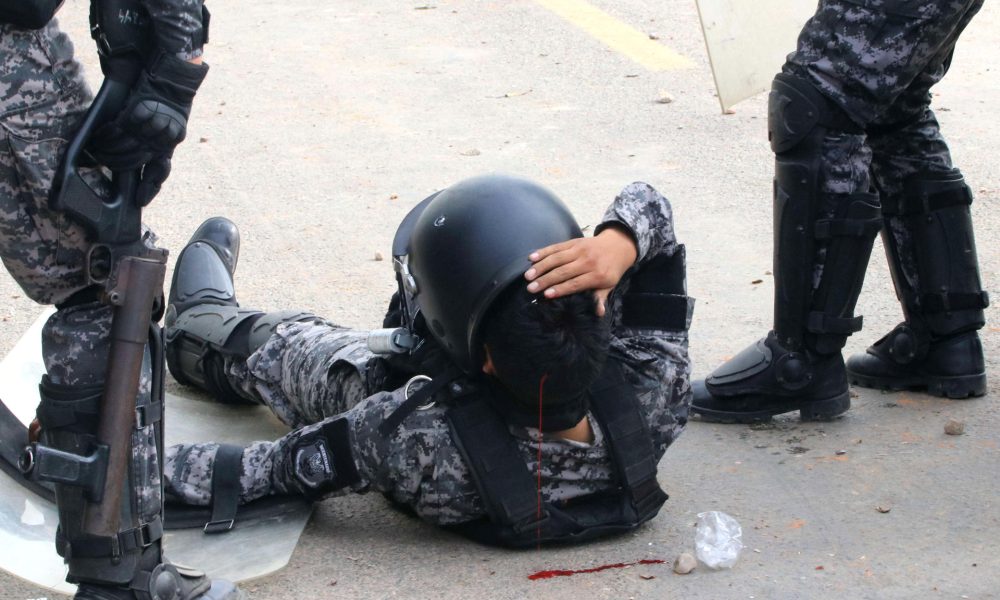 Un integrantes de la Policía de Bolivia es herido durante un enfrentamiento con manifestantes este sábado, en San Julian (Bolivia). EFE/Juan Carlos Torrejón