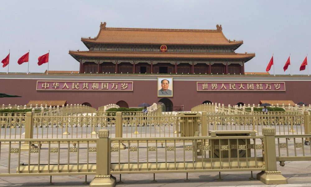 Imagen de archivo de banderas chinas junto a un retrato del exlíder comunista chino y fundador de la República Popular China, Mao Zedong, en la Plaza de Tiananmén, en Pekín, China, el 14 de mayo de 2026.
EFE/EPA/ANDRES MARTINEZ CASARES