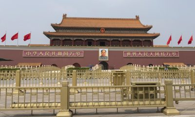 Imagen de archivo de banderas chinas junto a un retrato del exlíder comunista chino y fundador de la República Popular China, Mao Zedong, en la Plaza de Tiananmén, en Pekín, China, el 14 de mayo de 2026.
EFE/EPA/ANDRES MARTINEZ CASARES