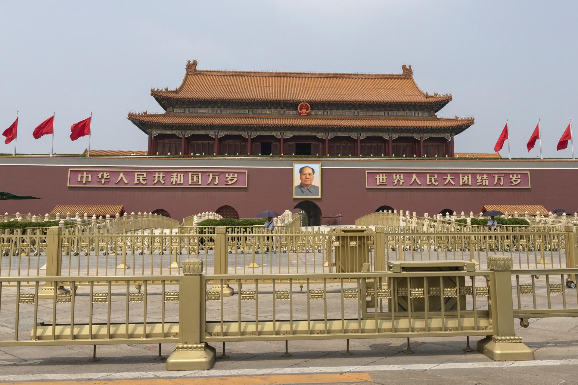 Imagen de archivo de banderas chinas junto a un retrato del exlíder comunista chino y fundador de la República Popular China, Mao Zedong, en la Plaza de Tiananmén, en Pekín, China, el 14 de mayo de 2026.
EFE/EPA/ANDRES MARTINEZ CASARES