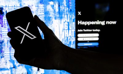 Imagen de archivo del 27 de julio de 2022, en la que puede verse a un usuario mientras sostiene un teléfono móvil que muestra el logotipo de la red social X. EFE/Etienne Laurent