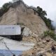 Integrantes del Cuerpo de Bomberos de Honduras atienden el derrumbe de un cerro sobre una bodega en Tegucigalpa (Honduras). EFE/ STR