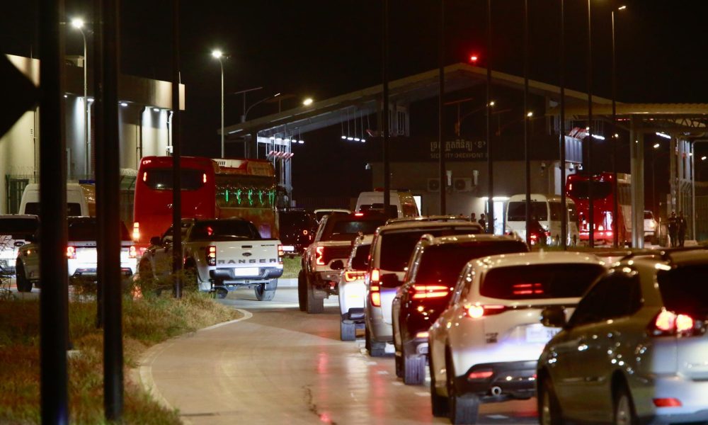 Imagen de archivo de decenas de ciudadanos surcoreanos, vinculados a estafas en línea, llegando en autobús al Aeropuerto Internacional Techo (KTI), cerca de Phnom Penh, Camboya, el 22 de enero de 2026.
EFE/EPA/KITH SEREY