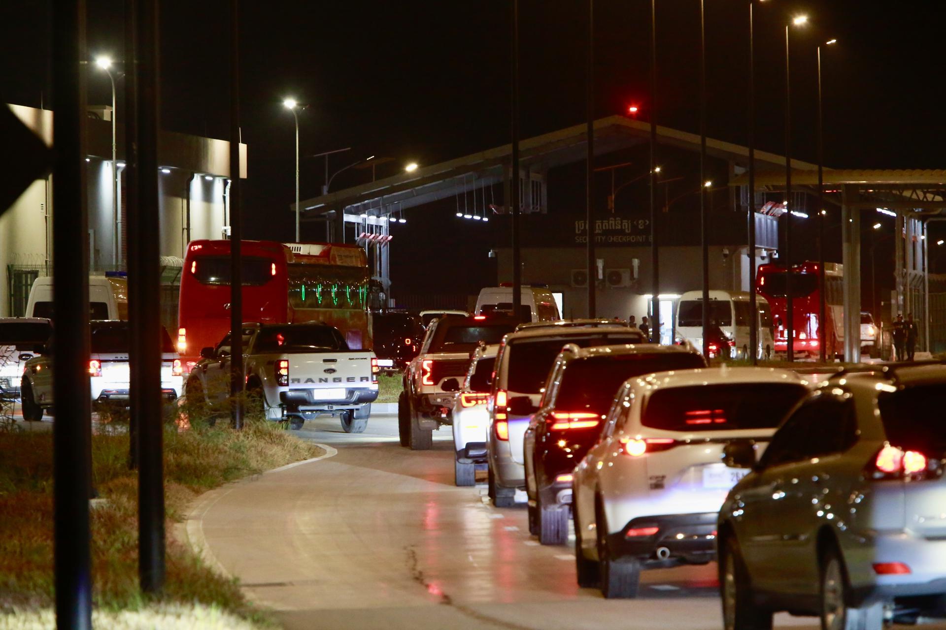 Imagen de archivo de decenas de ciudadanos surcoreanos, vinculados a estafas en línea, llegando en autobús al Aeropuerto Internacional Techo (KTI), cerca de Phnom Penh, Camboya, el 22 de enero de 2026.
EFE/EPA/KITH SEREY