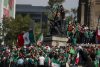 Aficionados de la selección de México celebran el triunfo sobre Sudáfrica en el juego inaugural de la Copa Mundial de la FIFA 2026 este jueves, en el Ángel de la Independencia de Ciudad de México (México). EFE/Isaac Esquivel