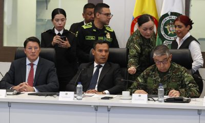 El registrador Nacional del Estado Civil, Hernán Penagos (i), el ministro de Defensa de Colombia, Pedro Sánchez (c), y el comandante general de las Fuerzas Militares de Colombia, Hugo López Barreto, fueron captados este 16 de junio, durante la activación del Puesto de Mando Unificado (PMU) para garantizar la seguridad, control y transparencia de la segunda vuelta presidencial, en Bogotá (Colombia). EFE/Mauricio Dueñas