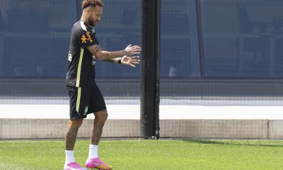 El delantero brasileño Neymar participa en la sesión de entrenamiento de la selección de Brasil en el centro de entrenamiento Columbia Park este miércoles, en Morristown, New Jersey (EE.UU.). EFE/ SEBASTIÃO MOREIRA