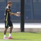 El delantero brasileño Neymar participa en la sesión de entrenamiento de la selección de Brasil en el centro de entrenamiento Columbia Park este miércoles, en Morristown, New Jersey (EE.UU.). EFE/ SEBASTIÃO MOREIRA