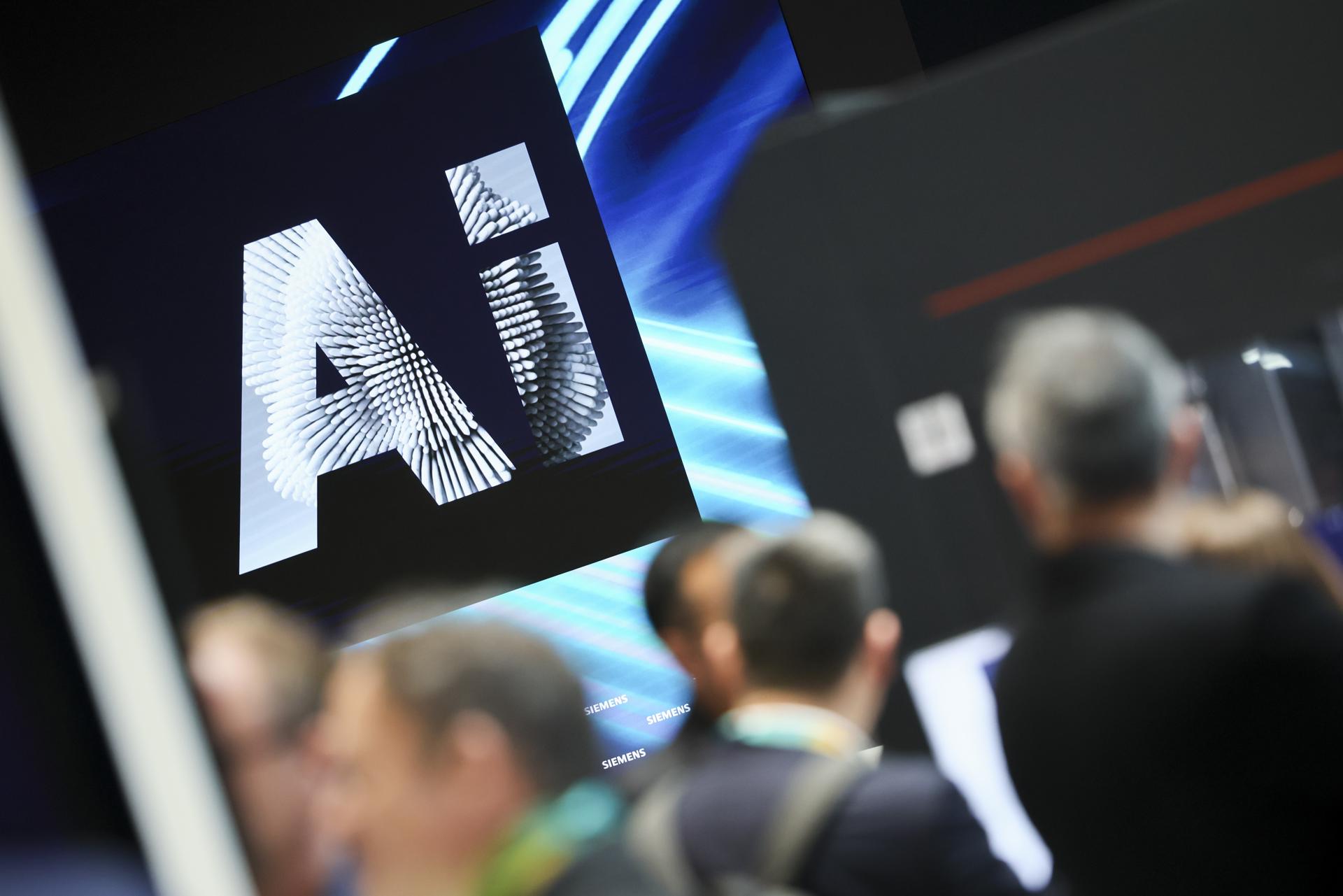 Imagen de archivo de un logo de AI en una feria tecnológica. EFE/EPA/HANNIBAL HANSCHKE