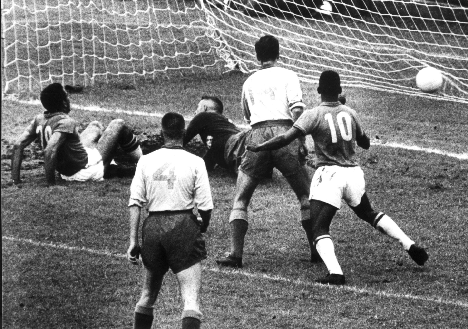 Estadio Råsunda, 29 de junio de 1958. El camisa número 10 de Brasil, un joven de 17 años y 249 años de vida llamado Edson Arantes do Nascimento, comienza a vivir un reinado inesperado en el fútbol en la final del Mundial de Suecia. EFE/GDU