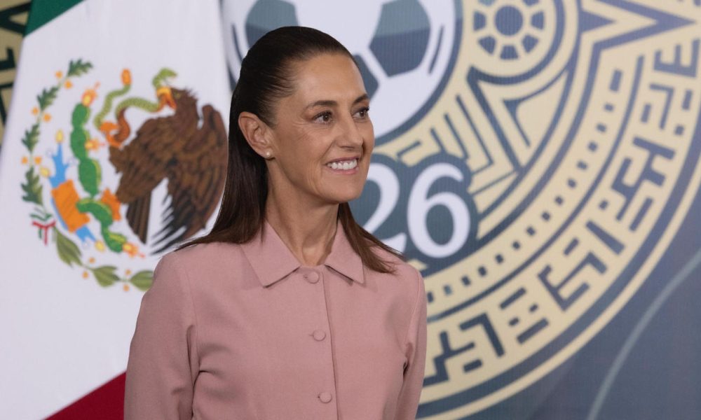 Fotografía cedida por la Presidencia de México de su mandataria, Claudia Sheinbaum, durante una rueda de prensa este jueves, en el Palacio Nacional de Ciudad de México (México). EFE/ Presidencia de México /SOLO USO EDITORIAL/NO VENTAS/ SOLO DISPONIBLE PARA ILUSTRAR LA NOTICIA QUE ACOMPAÑA (CRÉDITO OBLIGATORIO)