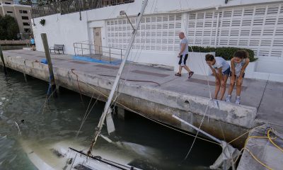 Vista de un barco en Brickell Avenue tras el paso de un huracán, en Miami, Florida (Estados Unidos). Imagen de archivo. EFE/Erik S. Lesser
