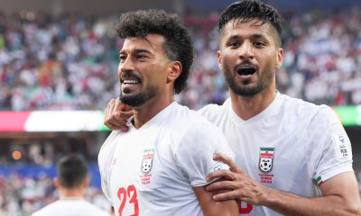 Los autores de los goles de Irán, Ramin Rezaeian (i) y Mohammad Mohebbi, celebran el empate 2-2 ante Nueva Zelanda en el estadio SoFi en Los Ángeles. EFE/Omar Alonso