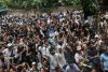 Simpatizantes de la formación satírica Partido del Pueblo de las Cucarachas (CJP) se manifiestan en Nueva Delhi para pedir la dimisión del ministro de Educación por el escándalo de la filtración de exámenes universitarios. EFE/EPA/RAJAT GUPTA