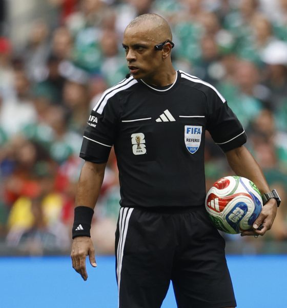 El árbitro brasileño Wilton Sampaio reacciona la final este jueves, de un partido del grupo A del Mundial de la FIFA 2026 entre México y Sudáfrica en el estadio Ciudad de México (México). EFE/ Sashenka Gutiérrez