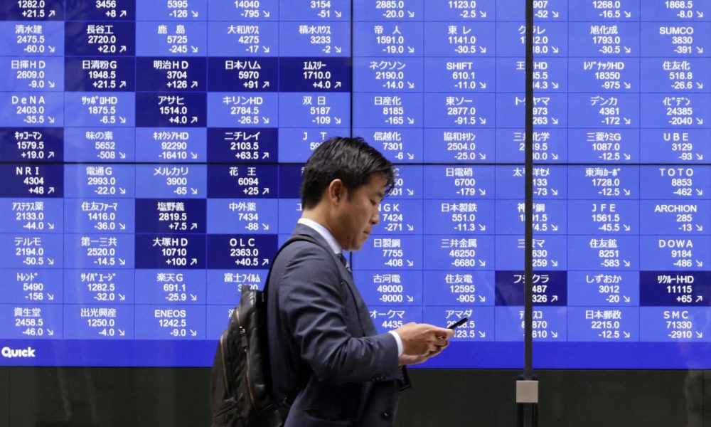 TOKIO (Japón), 23/06/2026.- Un transeúnte pasa junto a una pantalla de indicadores bursátiles en Tokio, Japón, el 23 de junio de 2026. 
EFE/EPA/FRANCK ROBICHON