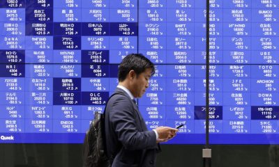 TOKIO (Japón), 23/06/2026.- Un transeúnte pasa junto a una pantalla de indicadores bursátiles en Tokio, Japón, el 23 de junio de 2026. 
EFE/EPA/FRANCK ROBICHON
