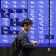 TOKIO (Japón), 23/06/2026.- Un transeúnte pasa junto a una pantalla de indicadores bursátiles en Tokio, Japón, el 23 de junio de 2026. 
EFE/EPA/FRANCK ROBICHON