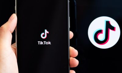 Fotografía de archivo que muestra una persona sosteniendo un teléfono con la aplicación 'TikTok'en su pantalla. EFE/EPA/HAYOUNG JEON