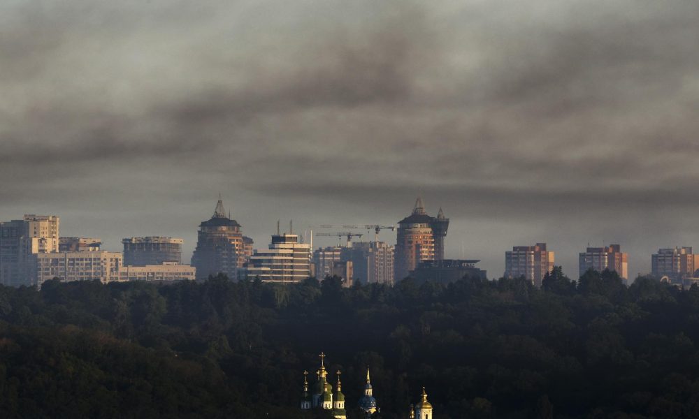 Humo de incendios flota en el cielo tras un masivo ataque ruso a la capital ucraniana, Kiev, Ucrania, este martes 2 de junio de 2026, en medio de la invasión rusa. EFE/EPA/SERGEY DOLZHENKO