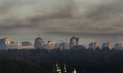 Humo de incendios flota en el cielo tras un masivo ataque ruso a la capital ucraniana, Kiev, Ucrania, este martes 2 de junio de 2026, en medio de la invasión rusa. EFE/EPA/SERGEY DOLZHENKO