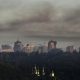 Humo de incendios flota en el cielo tras un masivo ataque ruso a la capital ucraniana, Kiev, Ucrania, este martes 2 de junio de 2026, en medio de la invasión rusa. EFE/EPA/SERGEY DOLZHENKO