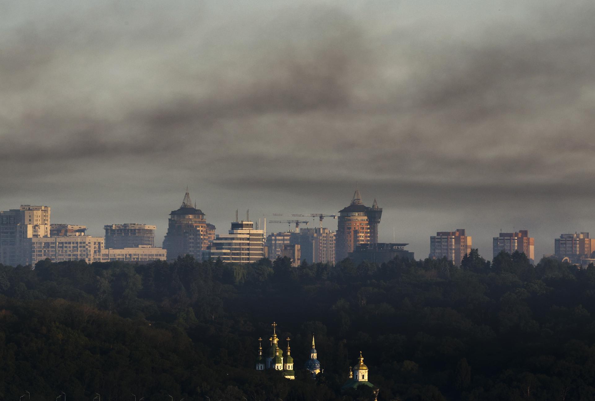 Humo de incendios flota en el cielo tras un masivo ataque ruso a la capital ucraniana, Kiev, Ucrania, este martes 2 de junio de 2026, en medio de la invasión rusa. EFE/EPA/SERGEY DOLZHENKO