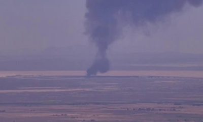 Captura de video del accidente de un bombardero B-52 Stratofortress que se estrelló este lunes poco después de despegar de una base militar en el estado de California. EFE
