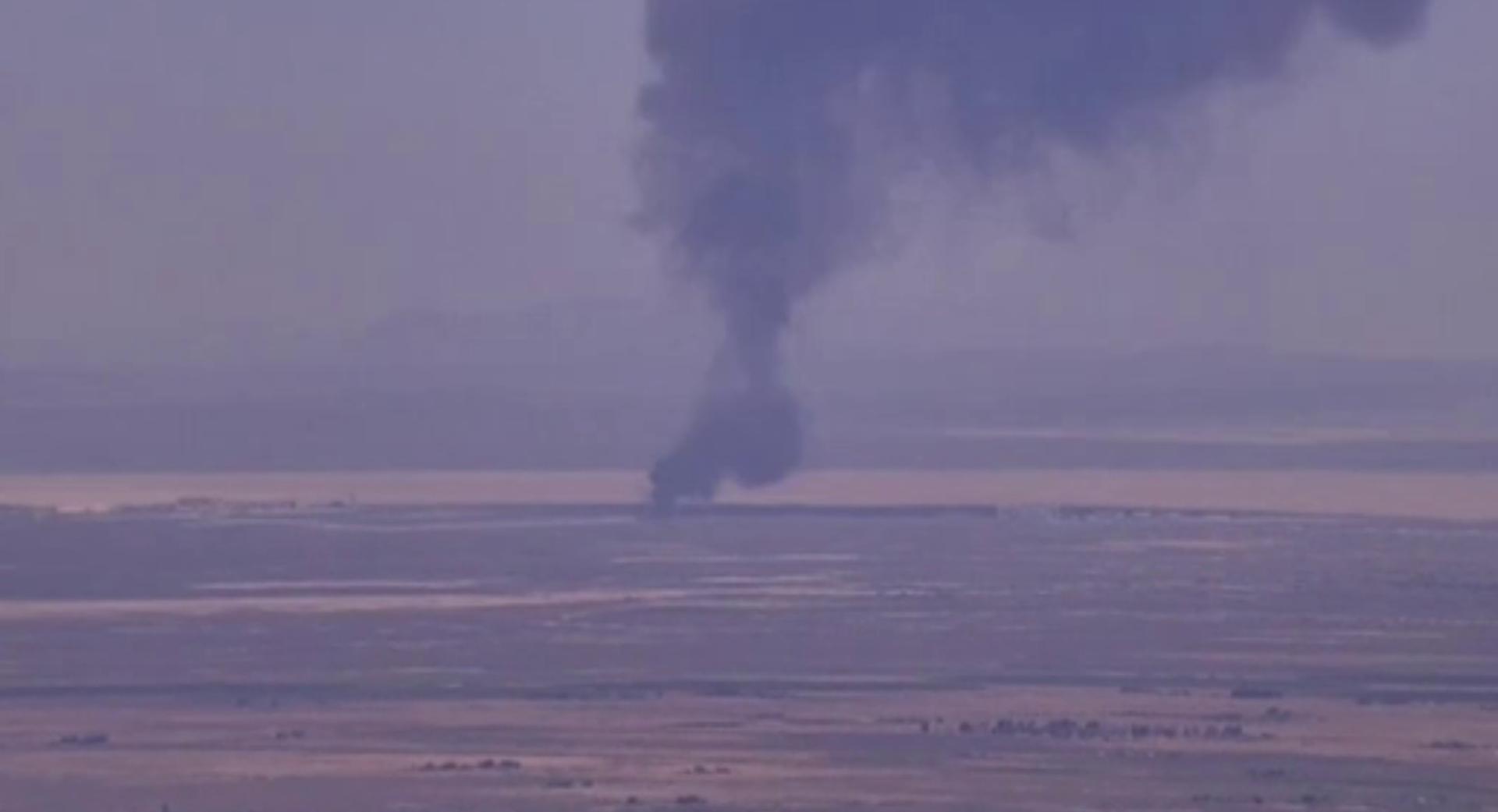 Captura de video del accidente de un bombardero B-52 Stratofortress que se estrelló este lunes poco después de despegar de una base militar en el estado de California. EFE